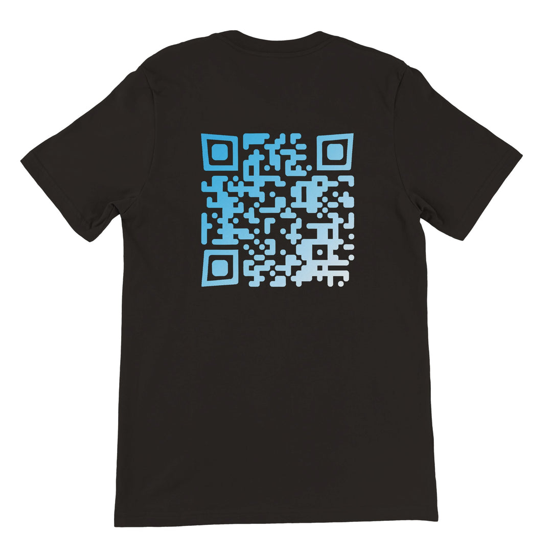 Azure Drift T-Shirt - Gestalten Sie Ihr eigenes T-Shirt mit einem individuellen QR-Code ihrer Wahl. Der QR Code kann zu ihrem Instagram oder Tiktok führen. Perfekt für jeden, der Mode und QR Codes verbinden möchte. Bestellen Sie jetzt und erhalten Sie Ihr personalisiertes QR-Code T-Shirt direkt zu Ihnen nach Hause.